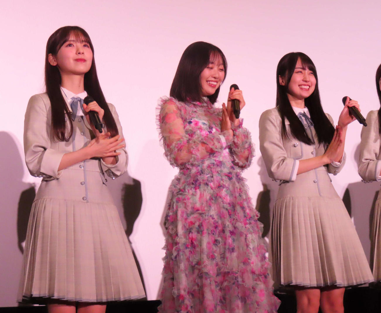 映画「しあわせなんて、なければいいのに。」の試写会舞台あいさつに出席した北川悠理（中央）。左は筒井あやめ、右は賀喜遥香