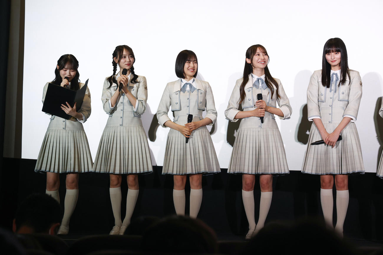 映画「しあわせなんて、なければいいのに。」の試写会舞台あいさつに出席した乃木坂46の4期生。左から田村真佑、弓木奈於、柴田柚菜、黒見明香、遠藤さくら