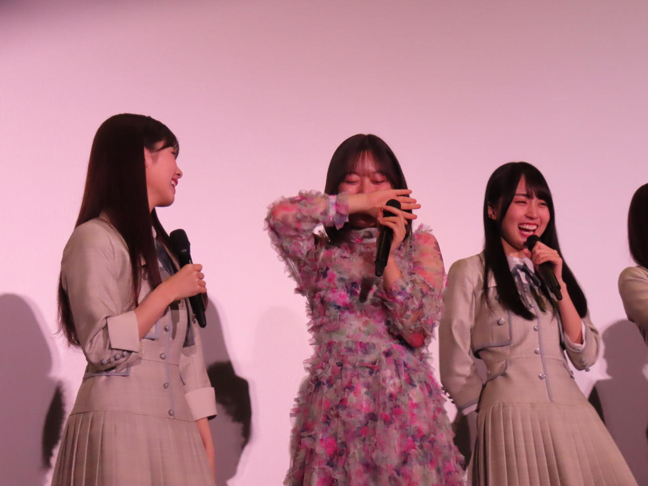 映画「しあわせなんて、なければいいのに。」の試写会舞台あいさつに出席して涙した北川悠理（中央）。左は筒井あやめ、右は賀喜遥香