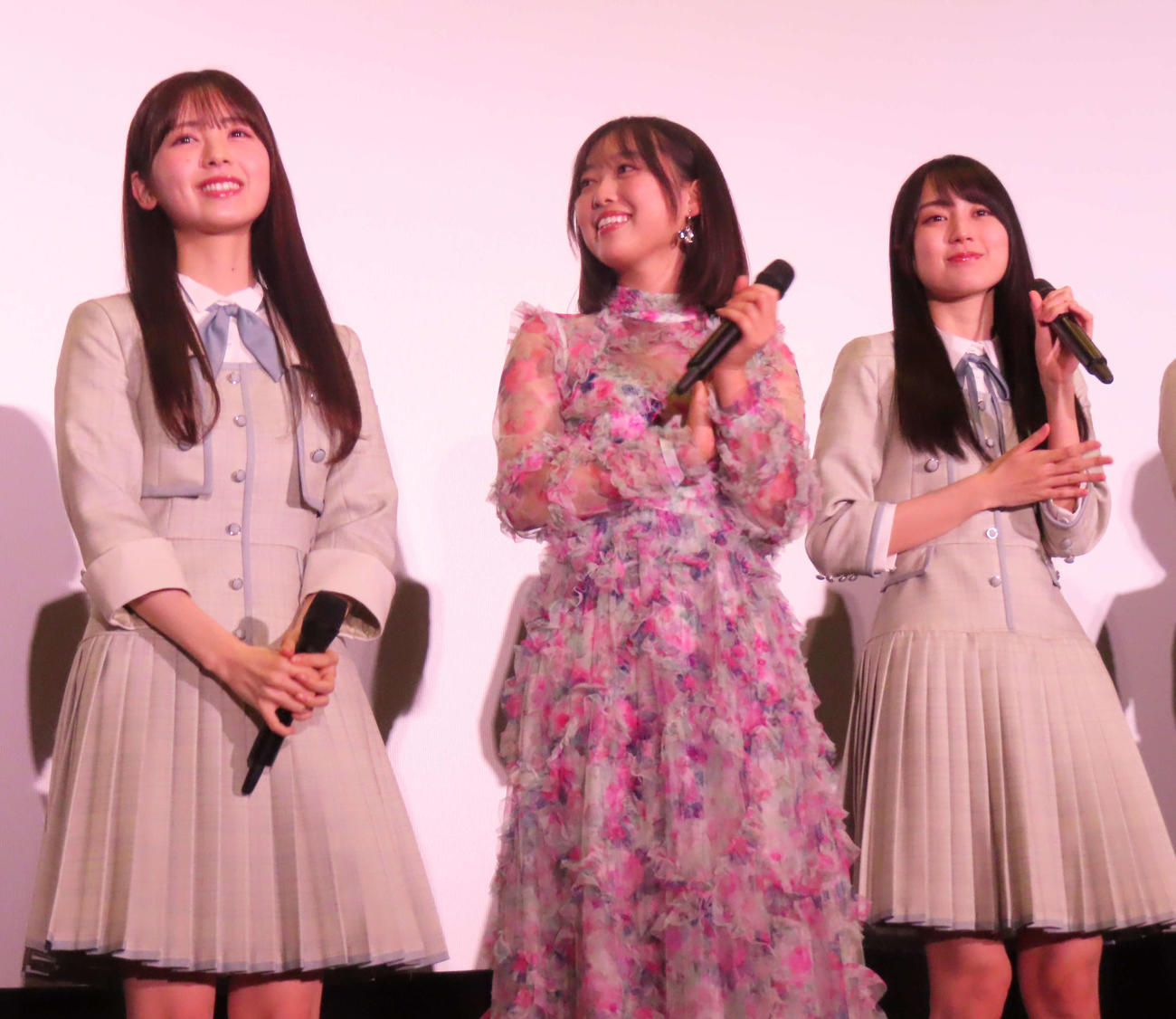 映画「しあわせなんて、なければいいのに。」の試写会舞台あいさつに出席した北川悠理（中央）。左は筒井あやめ、右は賀喜遥香