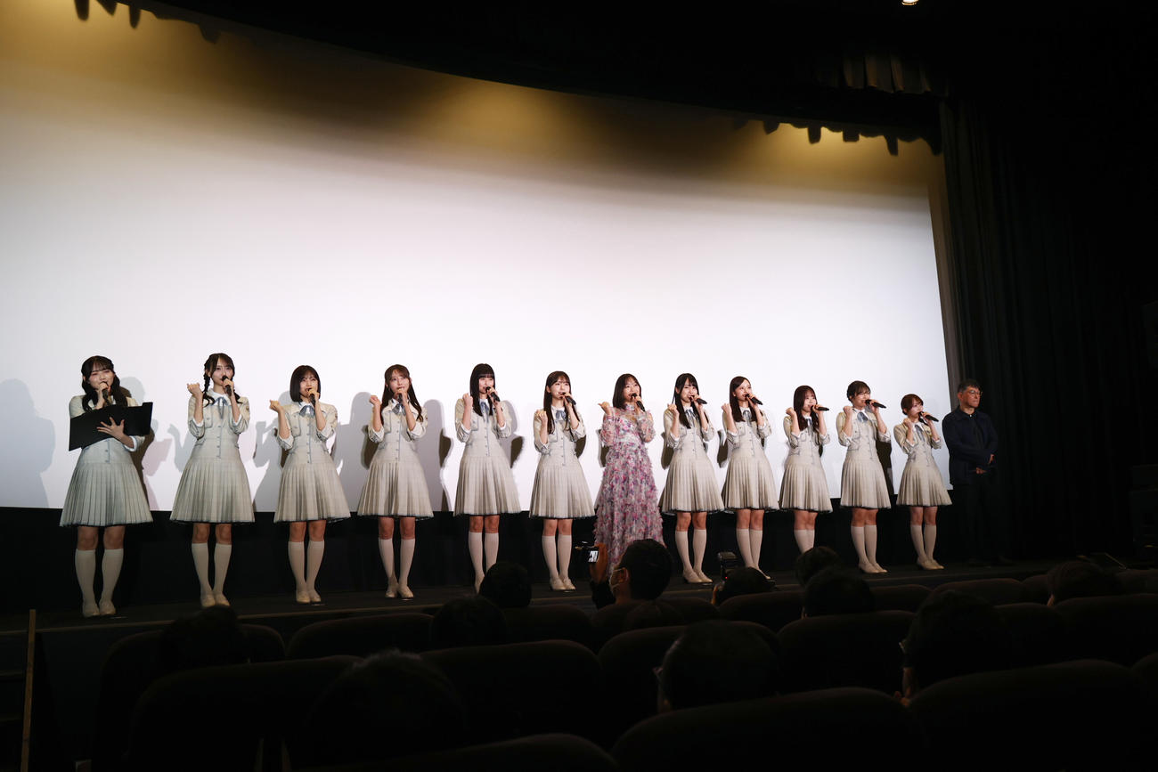映画「しあわせなんて、なければいいのに。」の試写会舞台あいさつに出席した乃木坂46の4期生。左から田村真佑、弓木奈於、柴田柚菜、黒見明香、遠藤さくら、筒井あやめ、北川悠理、賀喜遥香、金川紗耶、佐藤璃果、清宮レイ、矢久保美緒、高橋栄樹監督
