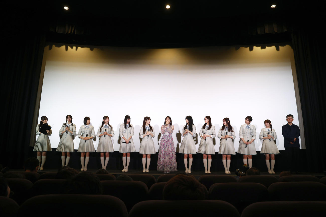 映画「しあわせなんて、なければいいのに。」の試写会舞台あいさつに出席した乃木坂46の4期生。左から田村真佑、弓木奈於、柴田柚菜、黒見明香、遠藤さくら、筒井あやめ、北川悠理、賀喜遥香、金川紗耶、佐藤璃果、清宮レイ、矢久保美緒、高橋栄樹監督