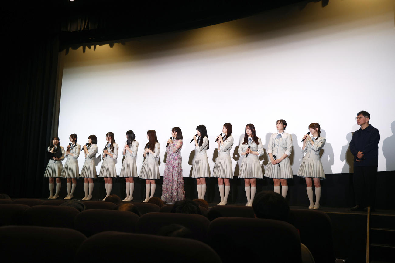 映画「しあわせなんて、なければいいのに。」の試写会舞台あいさつに出席した乃木坂46の4期生。左から田村真佑、弓木奈於、柴田柚菜、黒見明香、遠藤さくら、筒井あやめ、北川悠理、賀喜遥香、金川紗耶、佐藤璃果、清宮レイ、矢久保美緒、高橋栄樹監督