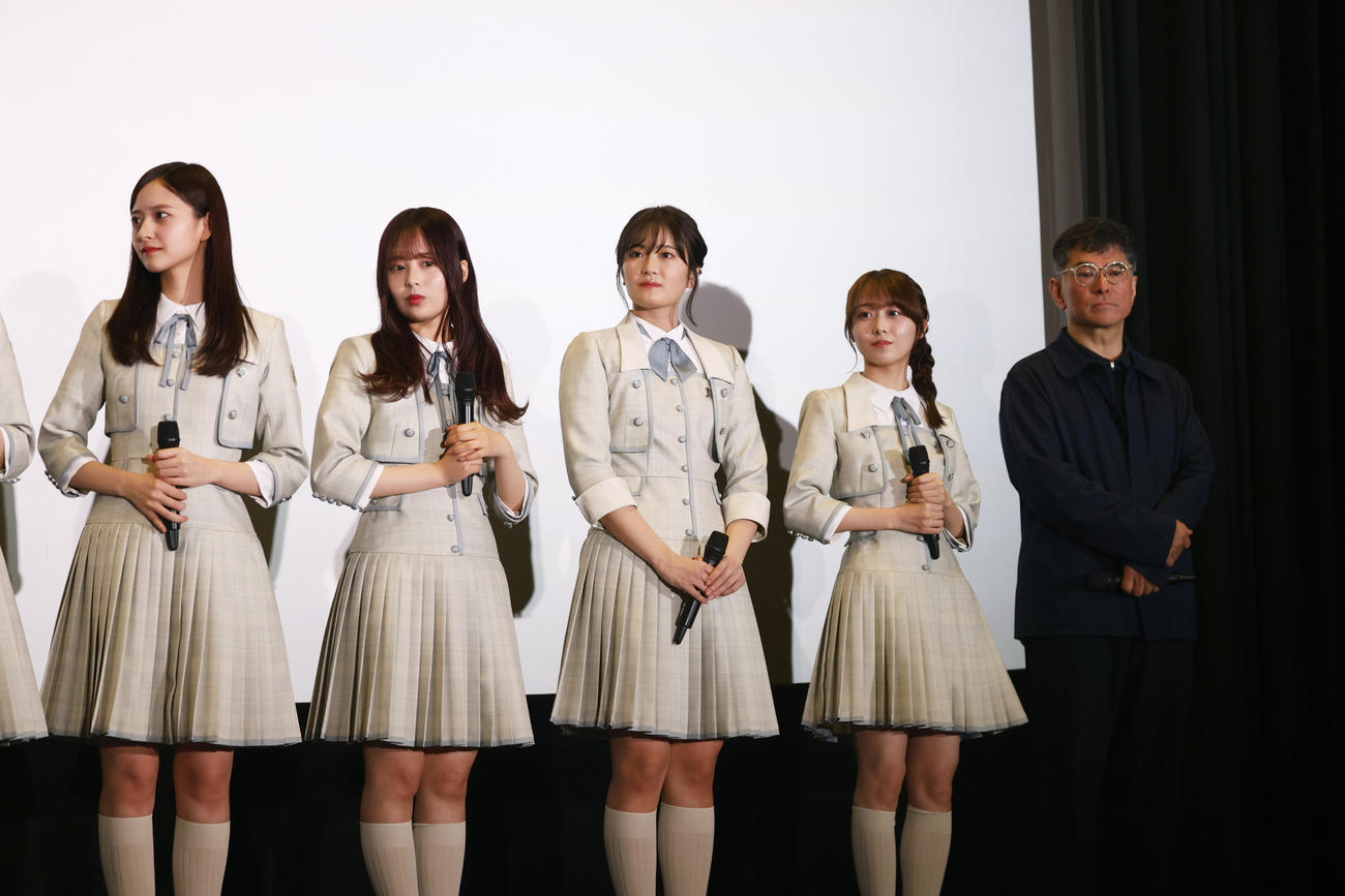 映画「しあわせなんて、なければいいのに。」の試写会舞台あいさつに出席した乃木坂46の4期生。左から金川紗耶、佐藤璃果、清宮レイ、矢久保美緒、高橋栄樹監督
