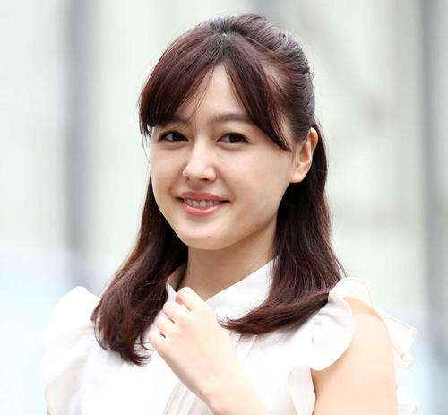 「モー娘」17歳で卒業の31歳女優が妖艶黒水着！「お尻最強」「むちむち」「最高じゃん」の声