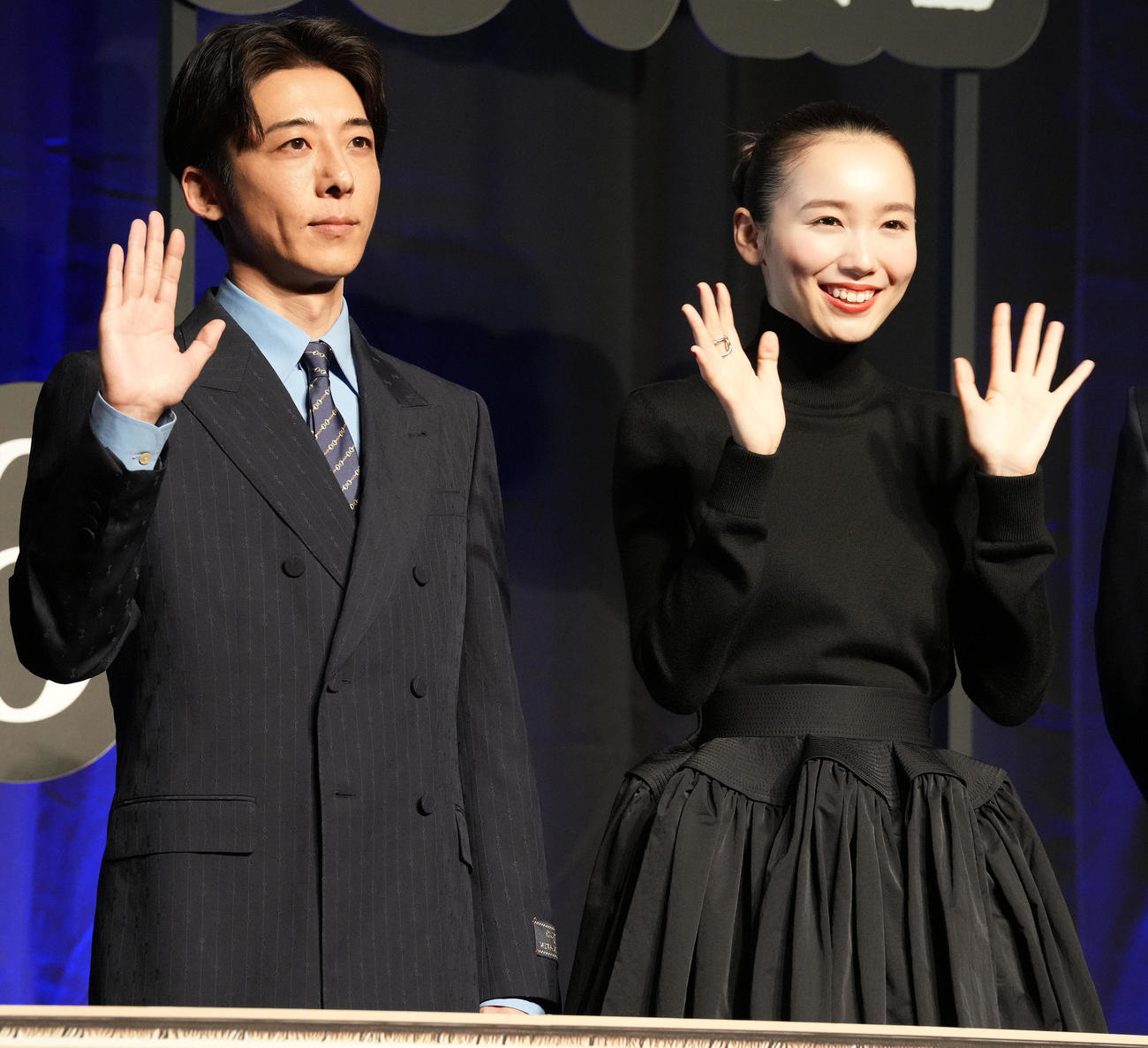 「岸辺露伴　ルーヴルへ行く」完成報告イベントで手を振る高橋一生（左）と飯豊まりえ（2023年4月撮影）