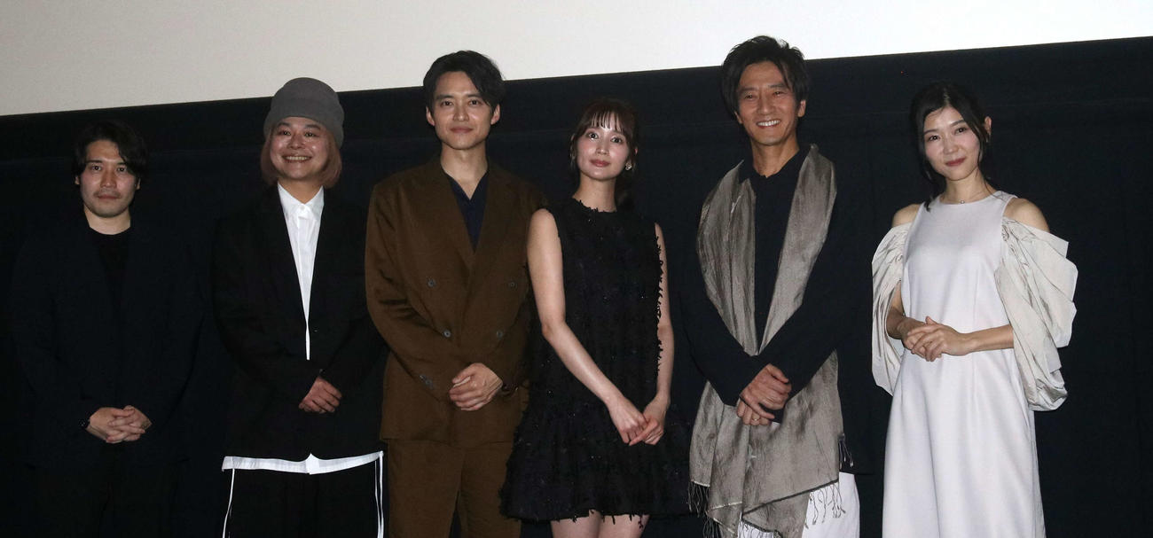 映画『THIS MAN』の出演陣、左から天野友二朗監督、中山功太、木ノ本嶺浩、出口亜梨沙、津田寛治、小原徳子（撮影・深田雄智）