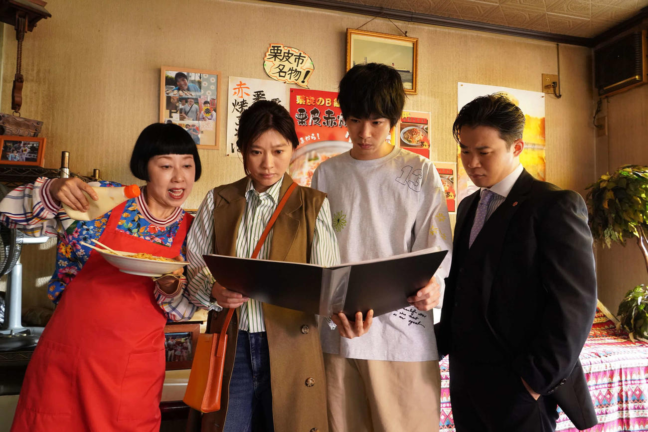 フジテレビ系「イップス」に出演する左から、ふせえり、篠原涼子、渡辺大知、矢本悠馬（C）フジテレビ