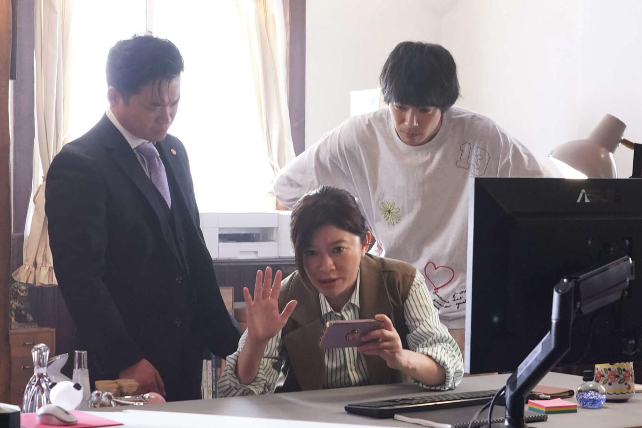 フジテレビ系「イップス」に出演する左から矢本悠馬、篠原涼子、渡辺大知（C）フジテレビ