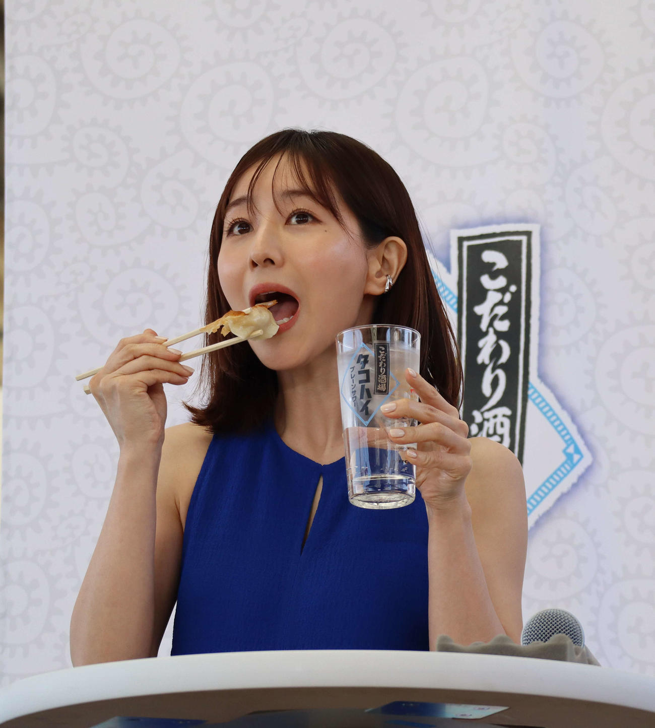 「京急蒲タコハイ駅」開駅式で、蒲田名物のギョーザを味わう田中みな実