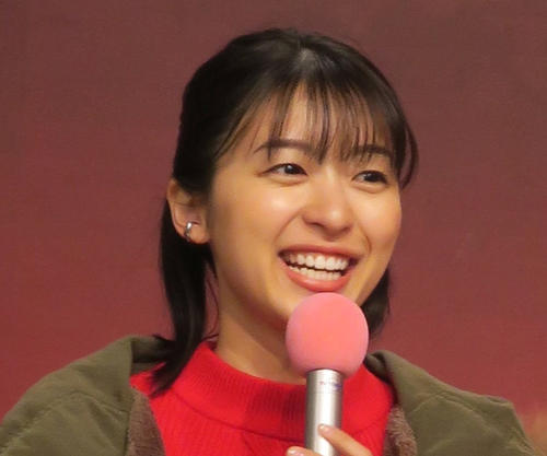 鳴海唯「26歳になりました！」　イエロートップスとピンクのケーキでお祝い
