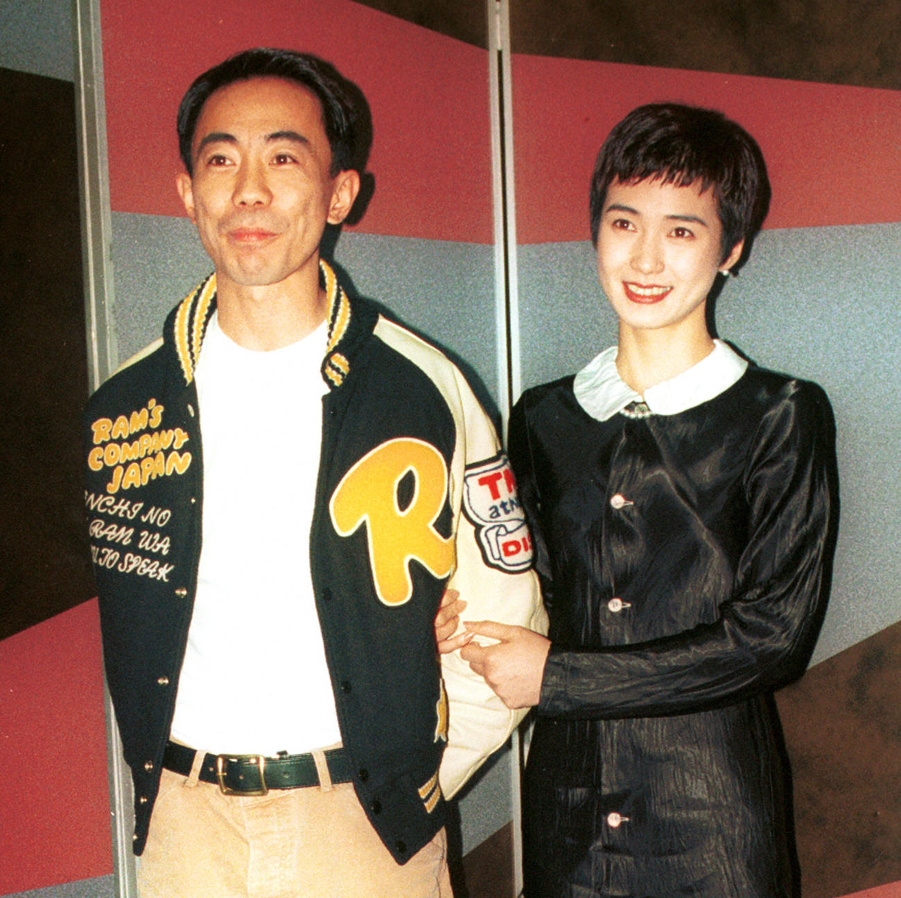 とんねるずの木梨憲武（左）と安田成美（1993年撮影）