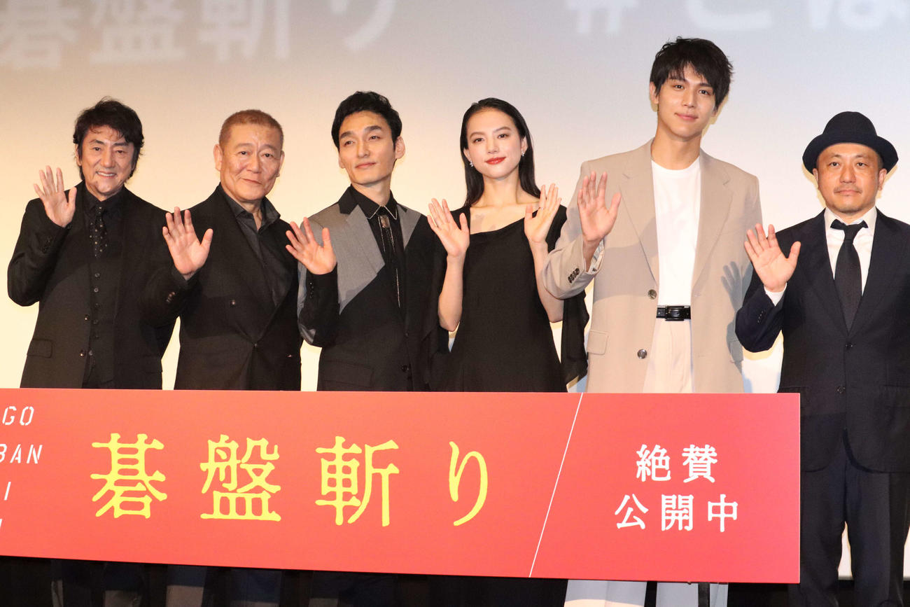 「碁盤斬り」公開初日舞台あいさつに出席した、左から市村正親、國村隼、草なぎ剛、清原果耶、中川大志、白石監督（撮影・加藤理沙）