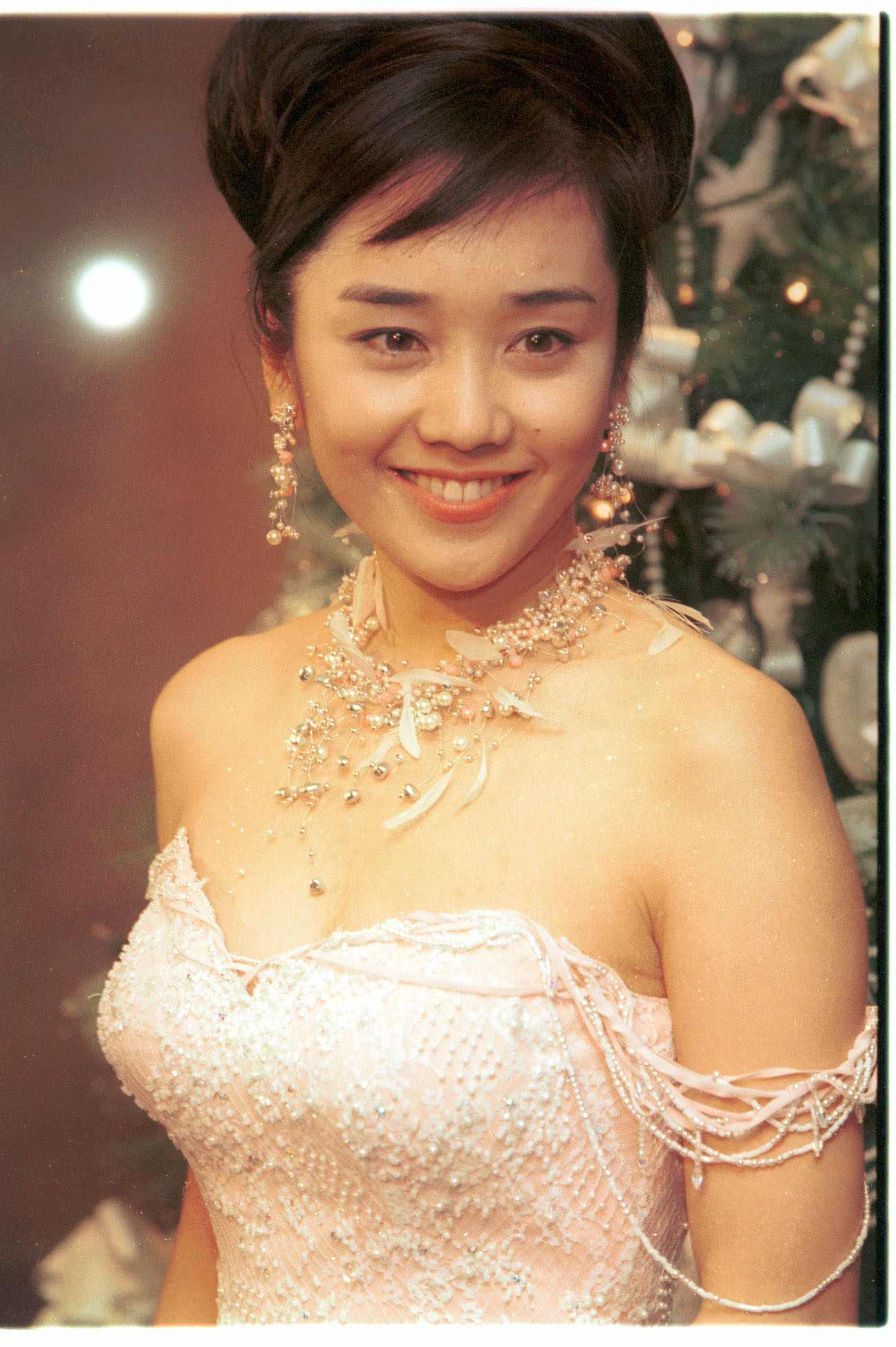 肩から胸元を出した白いドレス姿の西田ひかる（1999年12月撮影）