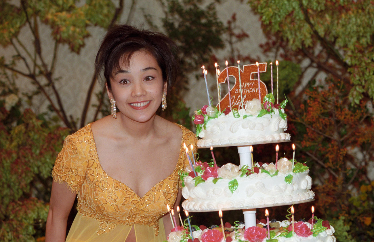 胸元の開いたドレス姿の西田ひかる（1997年8月撮影）