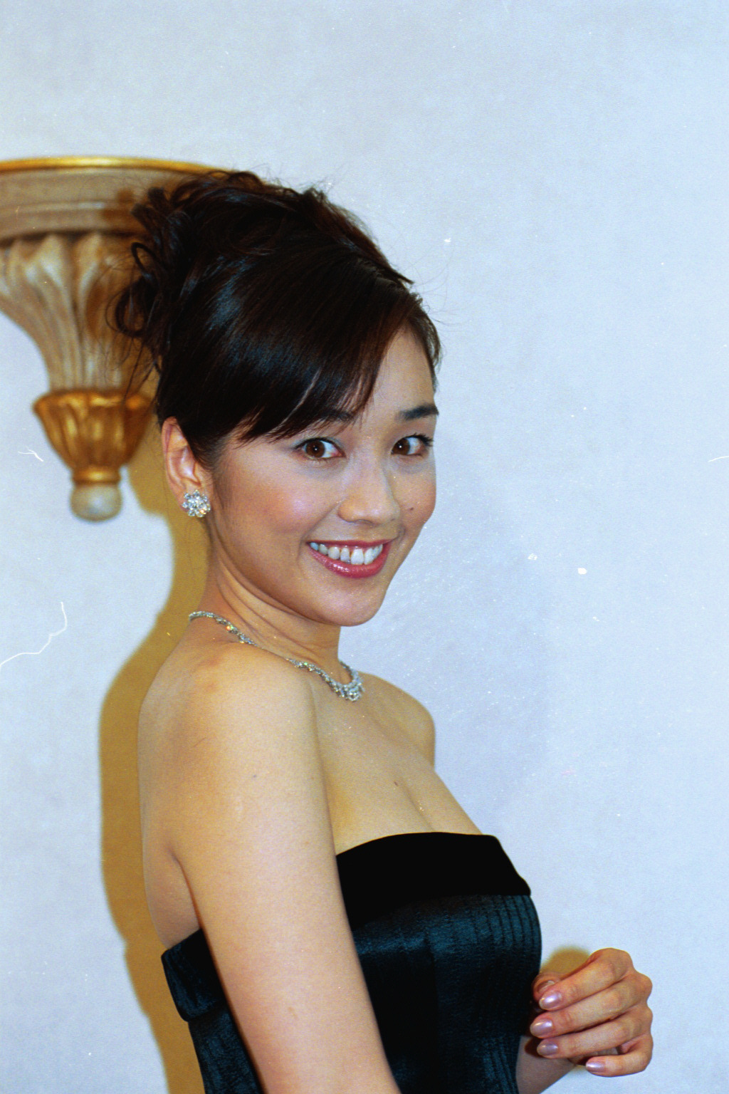 肩を出した黒のドレス姿で笑顔を浮かべる西田ひかる（2000年8月撮影）