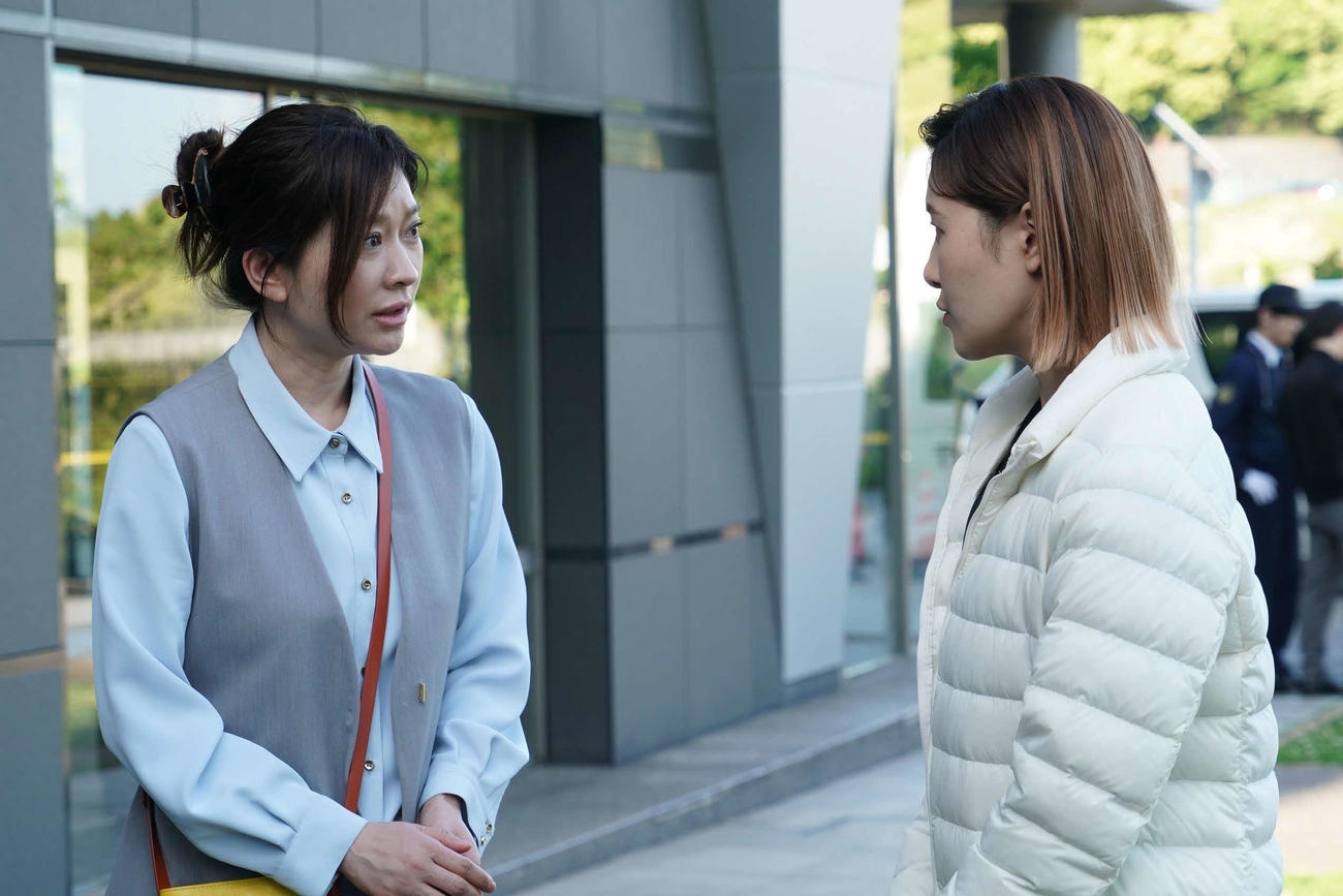 フジテレビ系「イップス」に出演する篠原涼子、村上佳菜子（C）フジテレビ