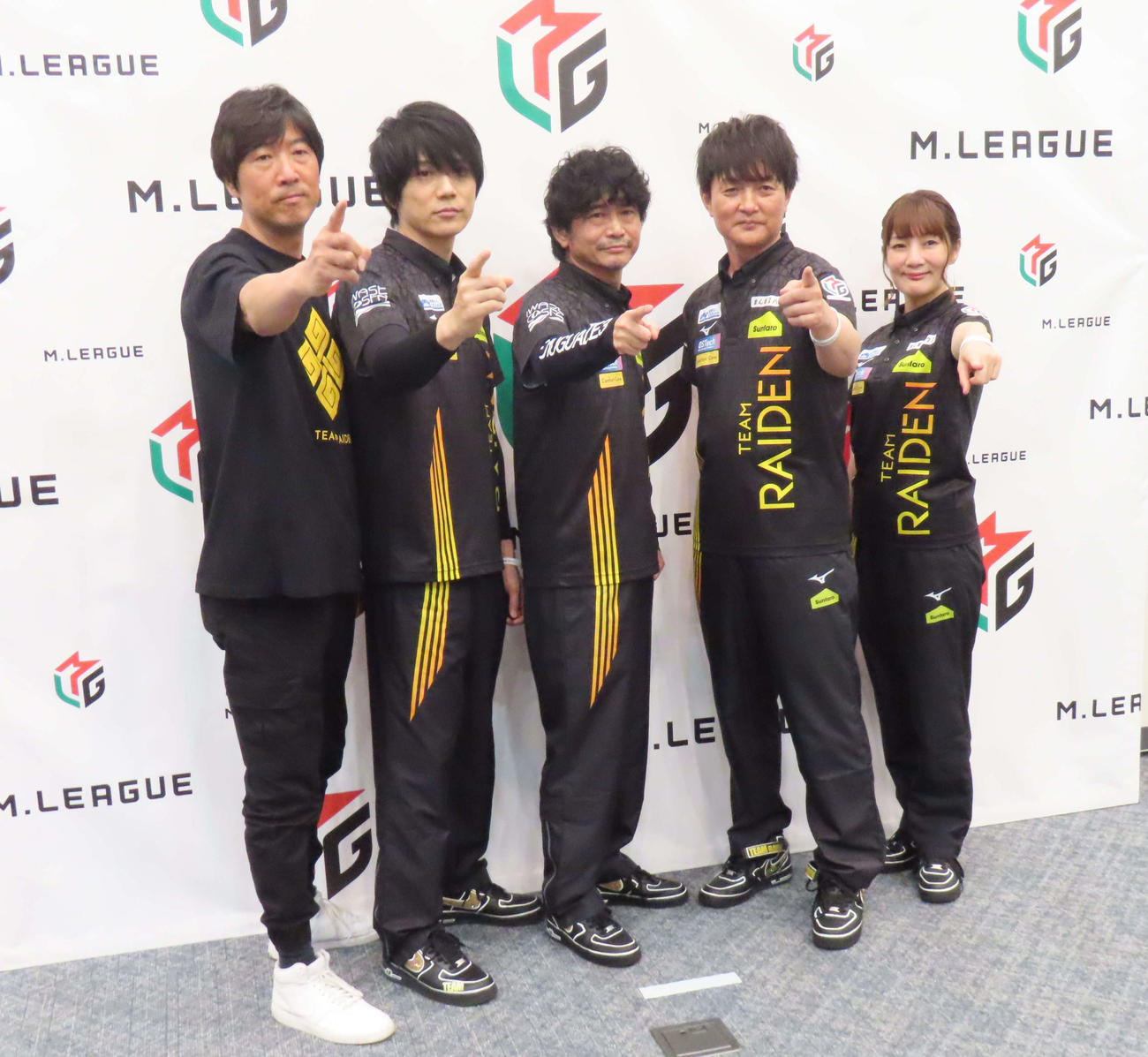 Mリーグ2023－24シーズンを終えたTEAM RAIDEN／雷電。左から高柳寛哉監督、本田朋広、萩原聖人、瀬戸熊直樹、黒沢咲