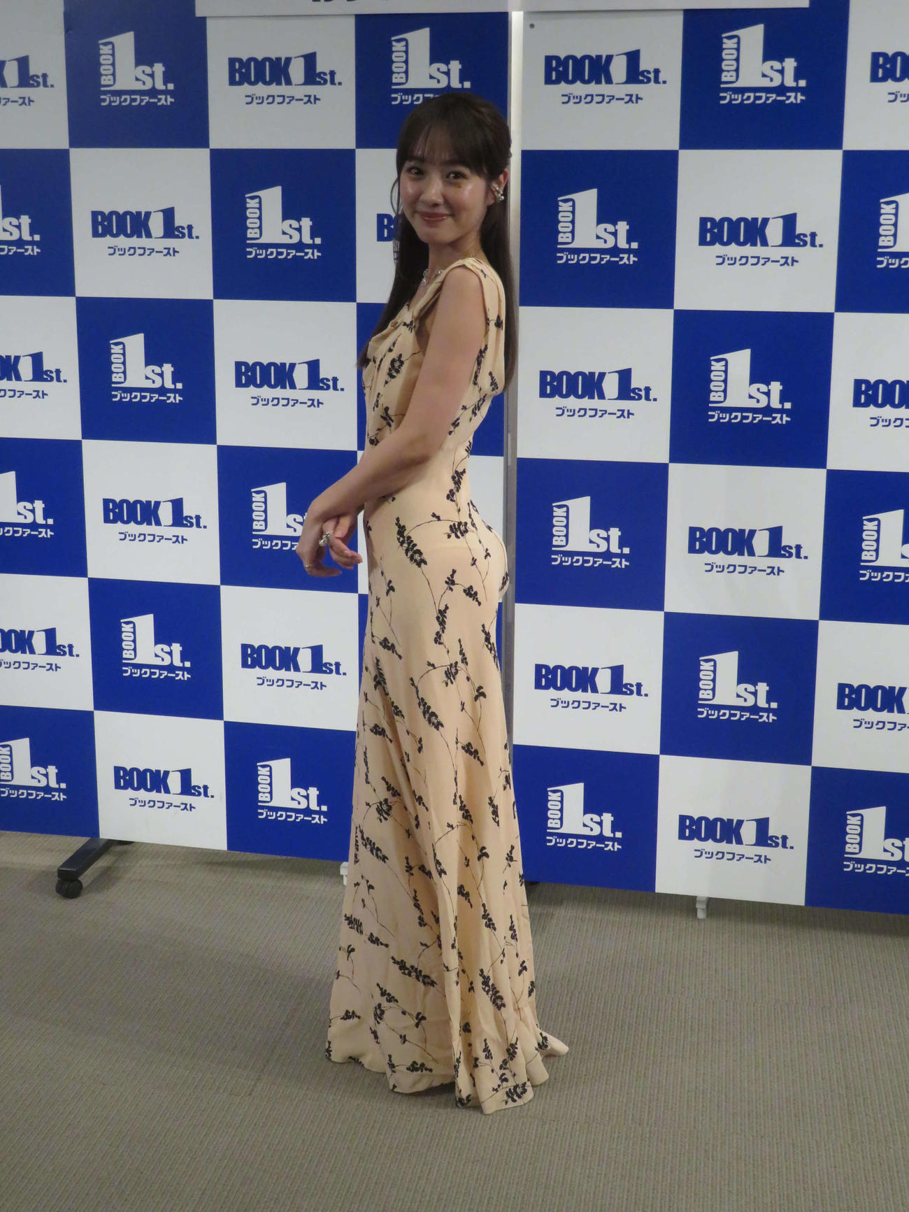 振り返りのポーズを見せる前田希美