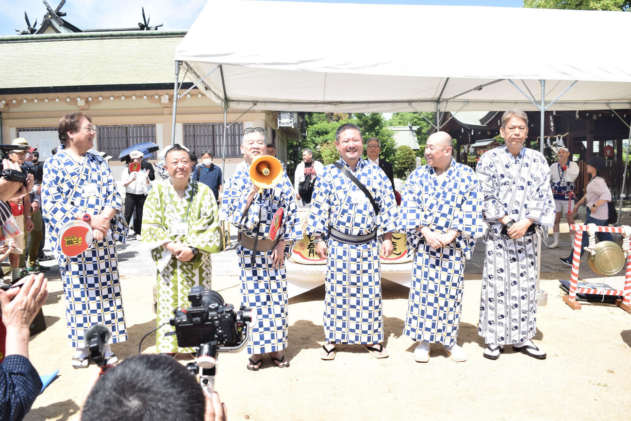 彦八まつり実行委員長を務める、左から）桂七福、桂文三、林家そめすけ、笑福亭喬楽、林家花丸、笑福亭遊喬（撮影・阪口孝志）