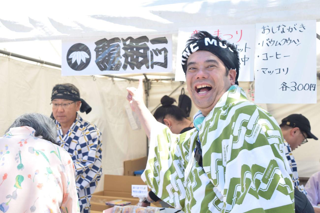 彦八まつりで一門の出店に立つ笑福亭鉄瓶（撮影・阪口孝志）