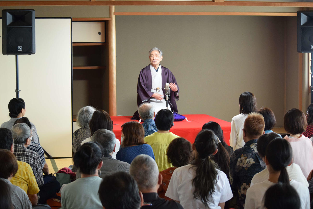 彦八まつりで奉納落語を演じる桂米団治（撮影・阪口孝志）