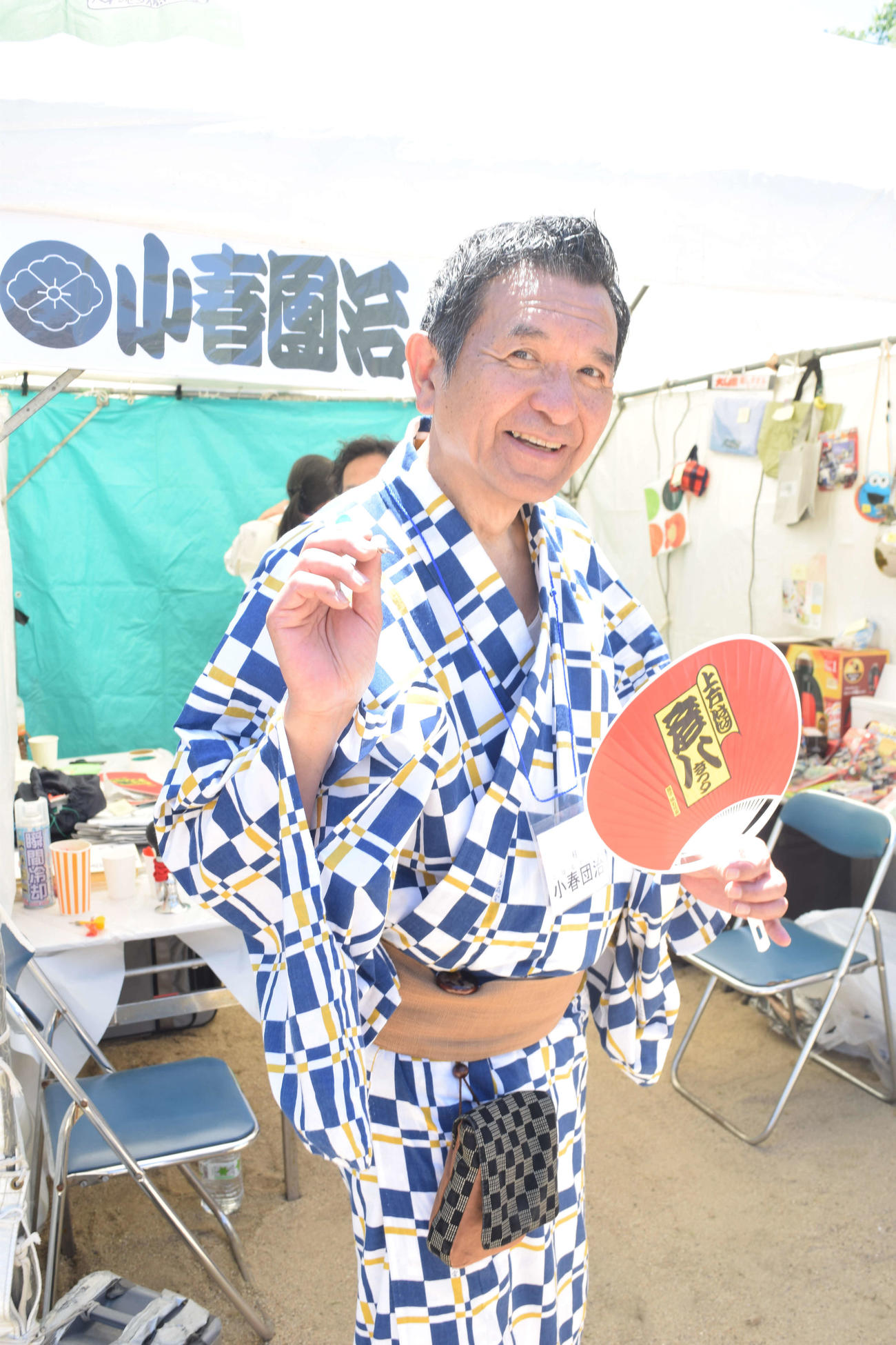 彦八まつりで一門の出店に立つ桂小春団治（撮影・阪口孝志）