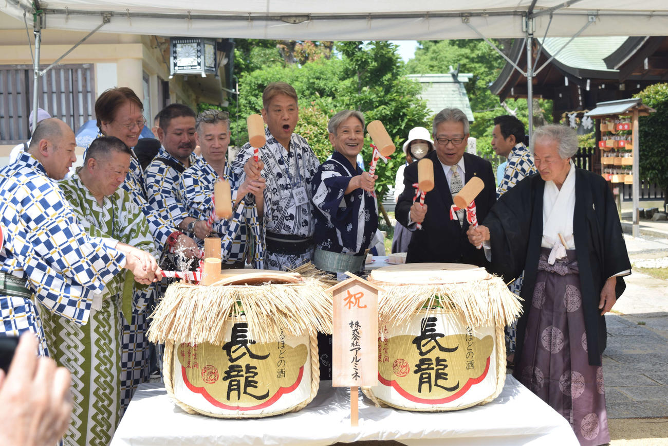彦八まつりで鏡開きを行う桂米団治（右から3人目）ら（撮影・阪口孝志）