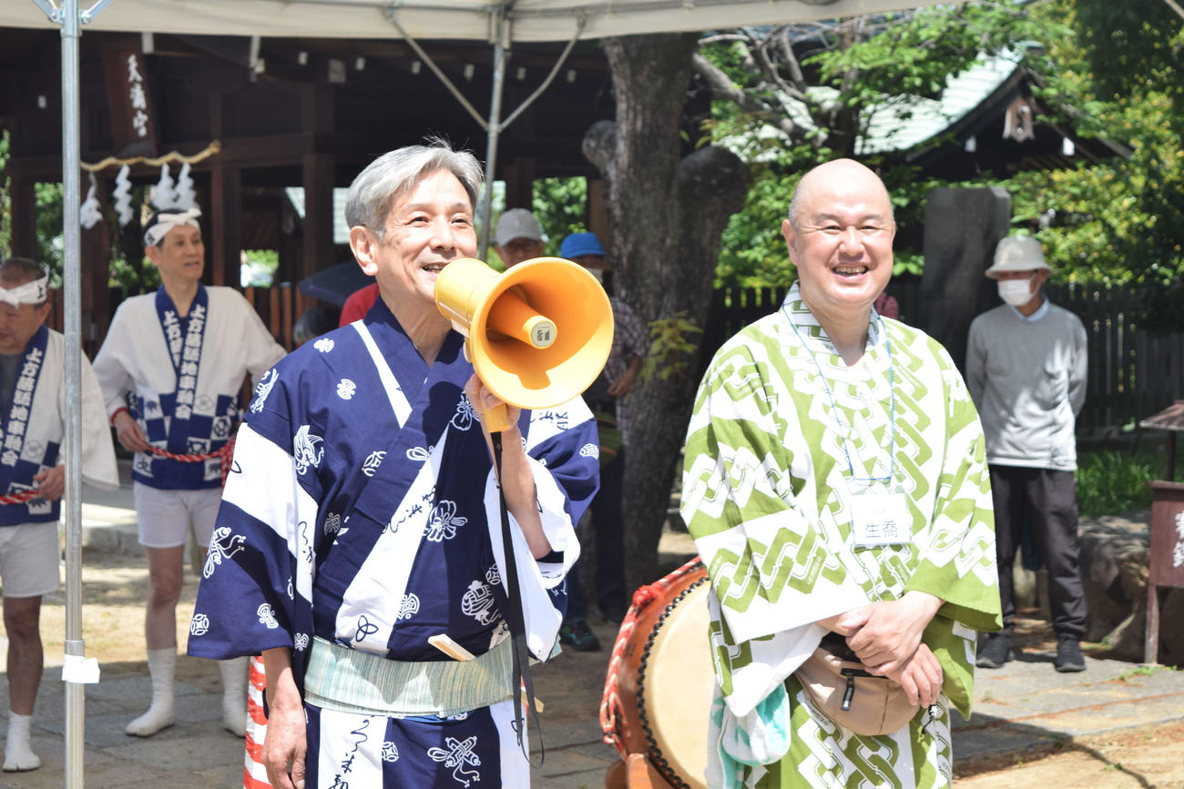 彦八まつりであいさつする桂米団治（左）と笑福亭生喬（撮影・阪口孝志）