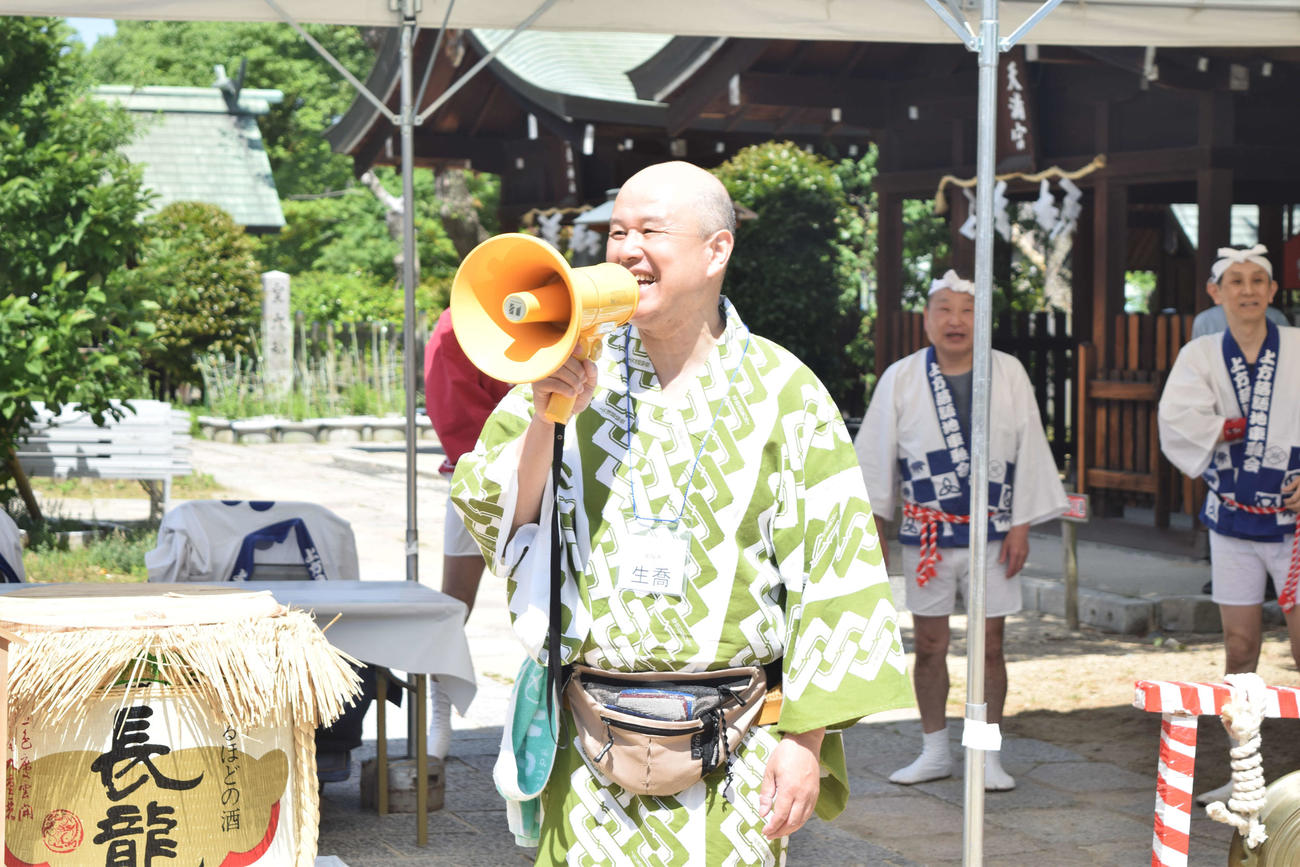 彦八まつりであいさつする実行委員長の笑福亭生喬（撮影・阪口孝志）