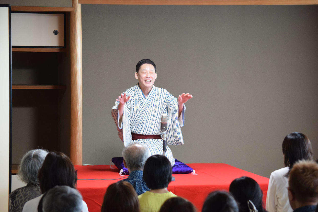 彦八まつりで奉納落語を演じる桂りょうば（撮影・阪口孝志）