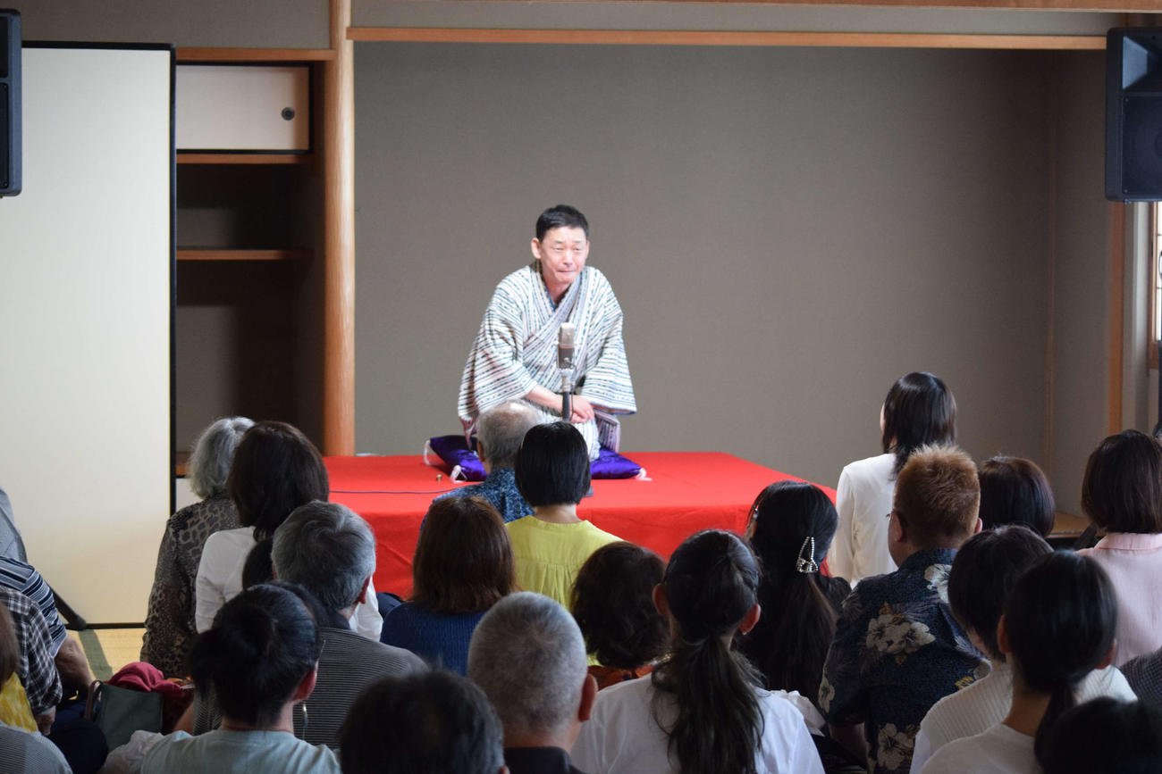 彦八まつりで奉納落語を演じる桂りょうば（撮影・阪口孝志）