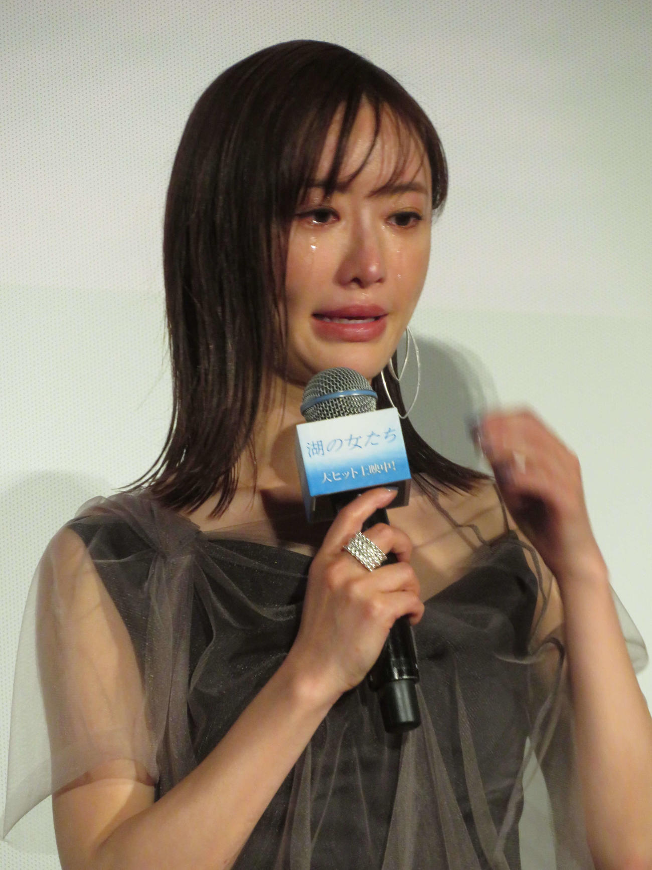映画「湖の女たち」公開記念舞台あいさつで涙する松本まりか（撮影・村上幸将）