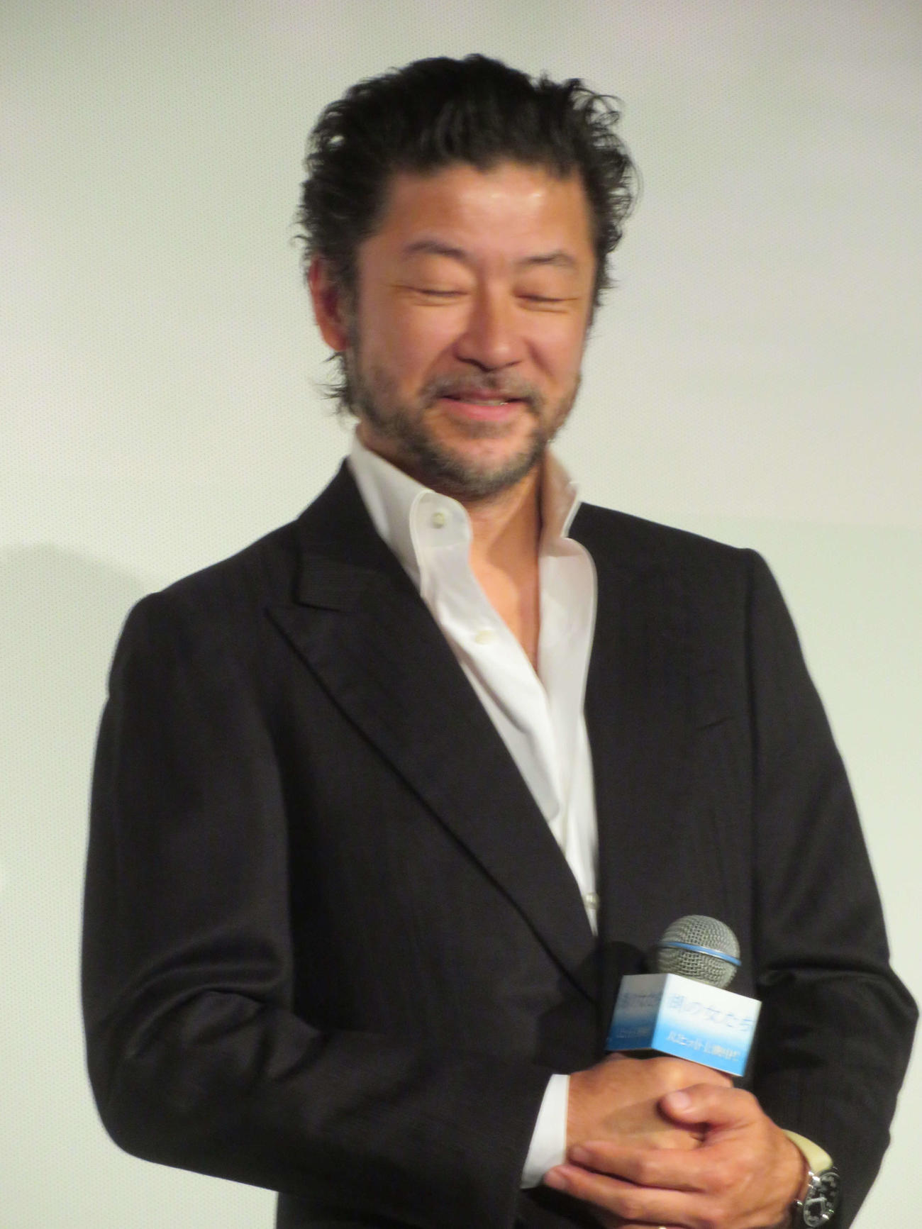 映画「湖の女たち」公開記念舞台あいさつで笑みを浮かべる浅野忠信（撮影・村上幸将）