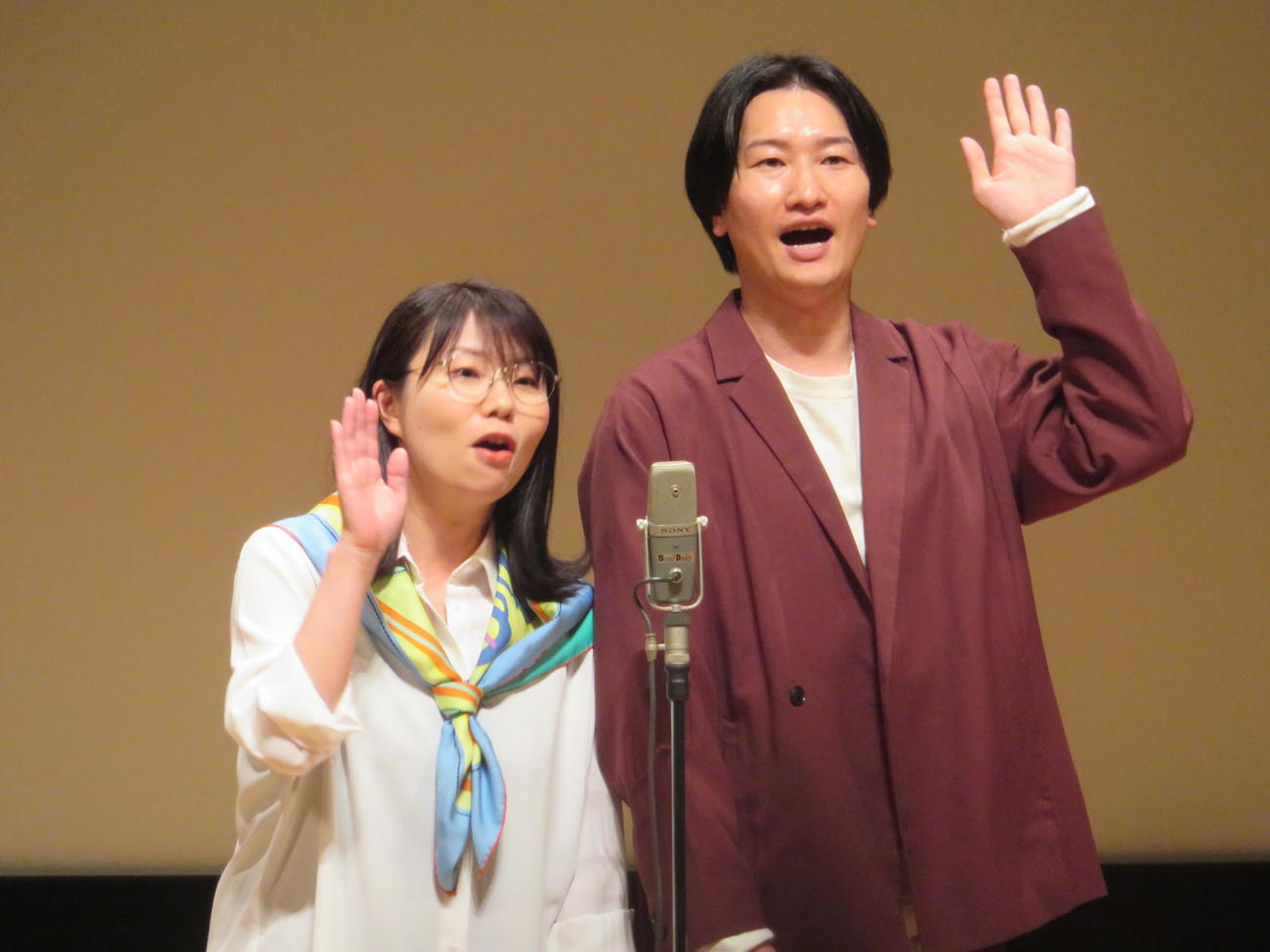 「ギャンブル依存症問題を考える会　10周年記念フォーラム」でネタを披露する相席スタートの山崎ケイ（左）と山添貫