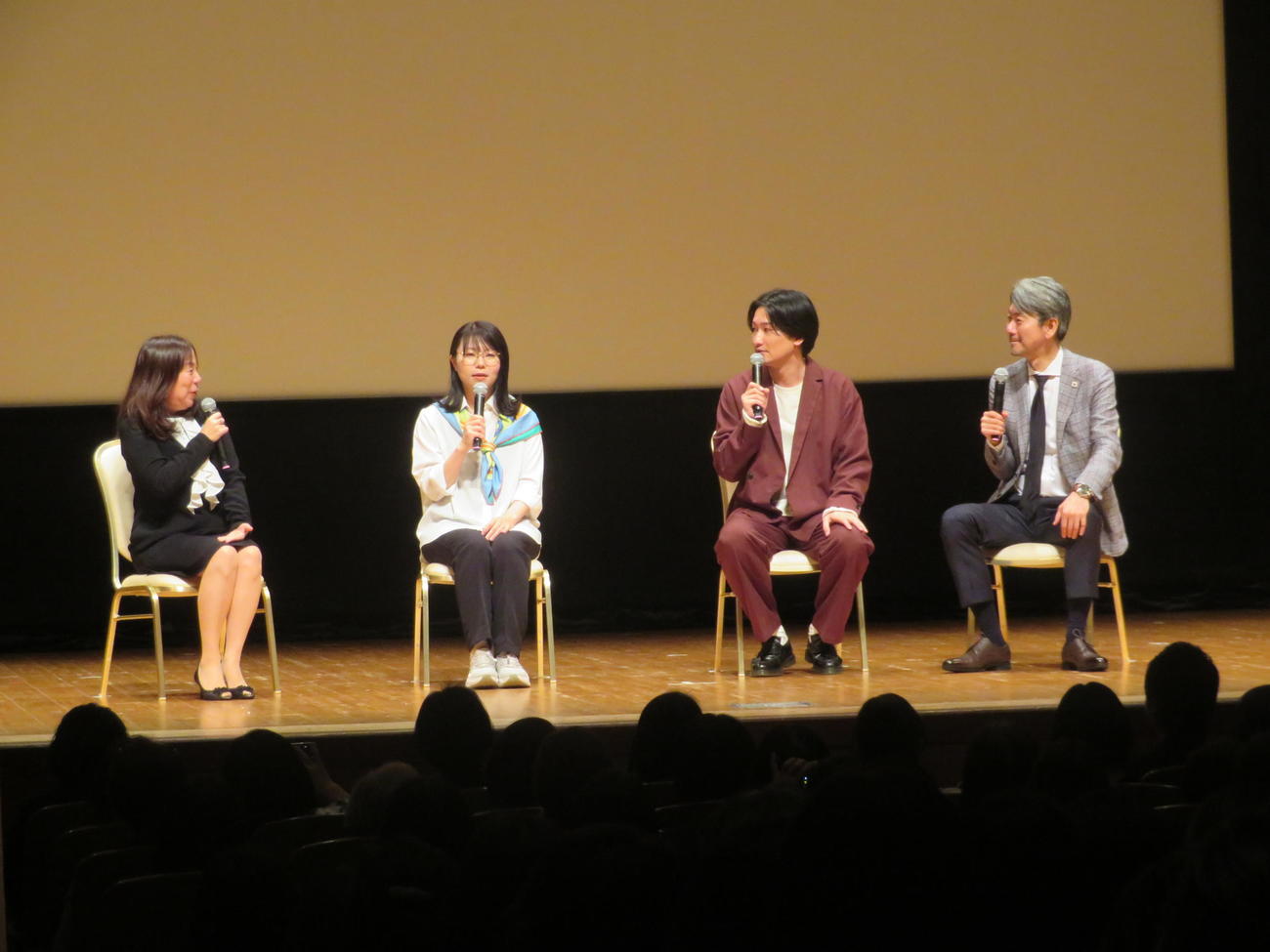 ギャンブル依存症についてトークする、左から田中紀子代表、相席スタート山崎ケイ、同山添貫、松本俊彦氏