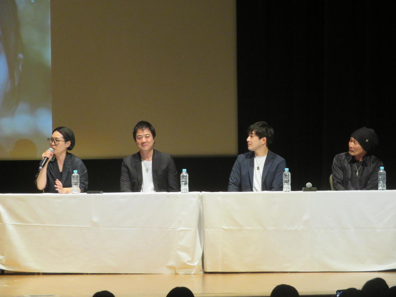映画「アディクトを待ちながら」についてトークする、左からナカムラサヤカ監督、高知東生、橋爪遼、杉田あきひろ