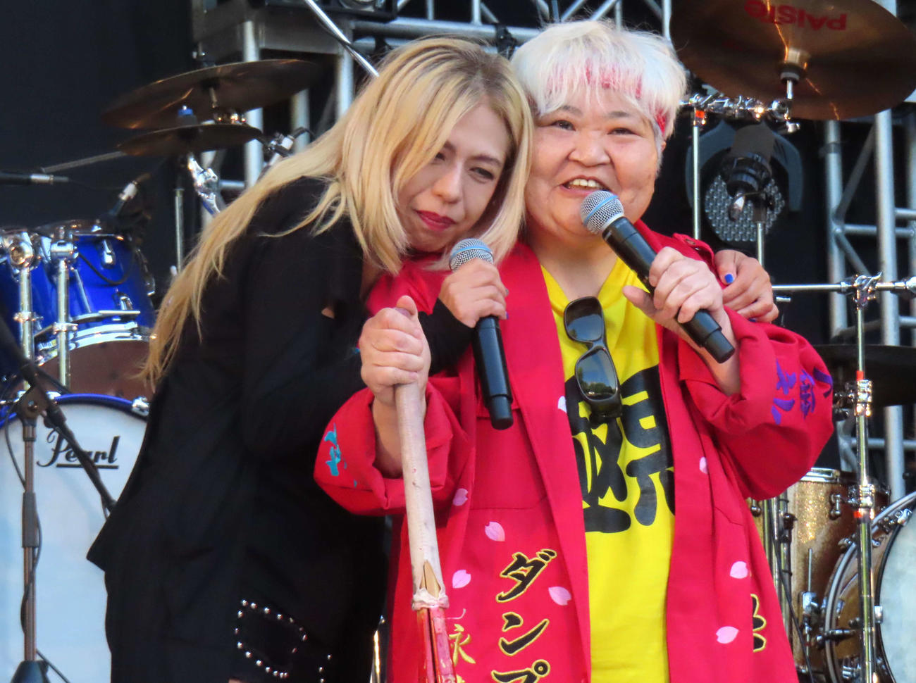 「NAONのYAON」に登場したSHOW－YA寺田恵子（左）とダンプ松本