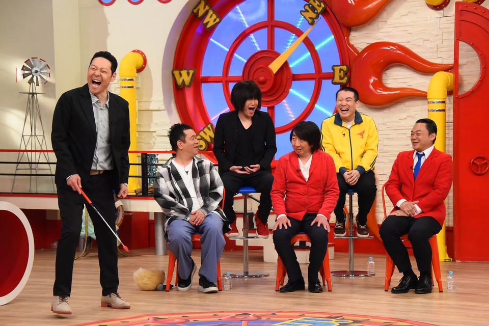 東野幸治（左端）MCの「マルコポロリ」に出演した兼光タカシ（前列左端）モダンタイムス（同右2人）と、ランジャタイ（後列）