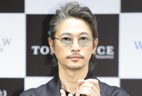 45歳個性派俳優の背中にビッシリ「和彫り」まさかの“タトゥー”披露に「本物？」「最高！」
