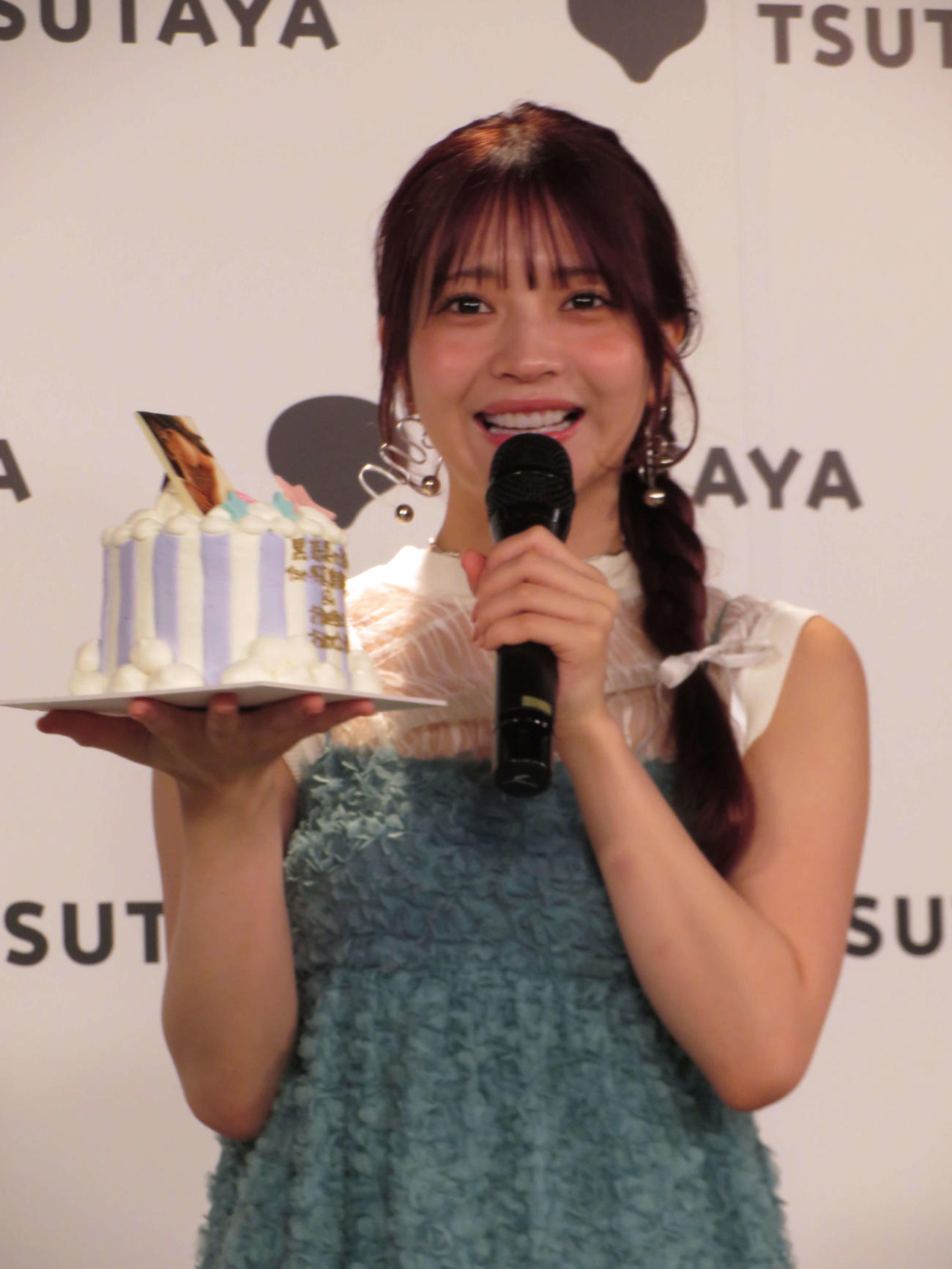 ファースト写真集「おとななこ。おさななこ。」発売記念会見でサプライズケーキに喜ぶ黒嵜菜々子