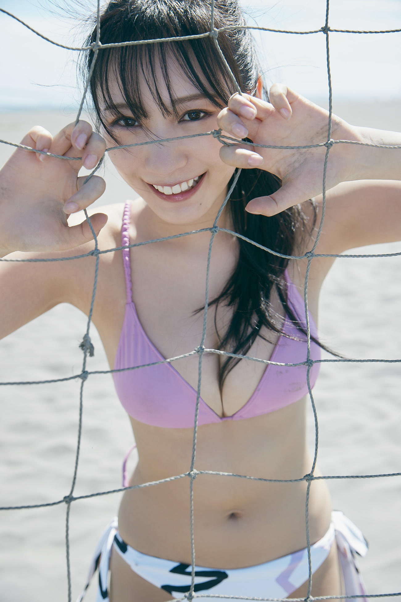 「週刊プレイボーイ」で3度目の表紙グラビアを飾った横野すみれ(C)三瓶康友／週刊プレイボーイ