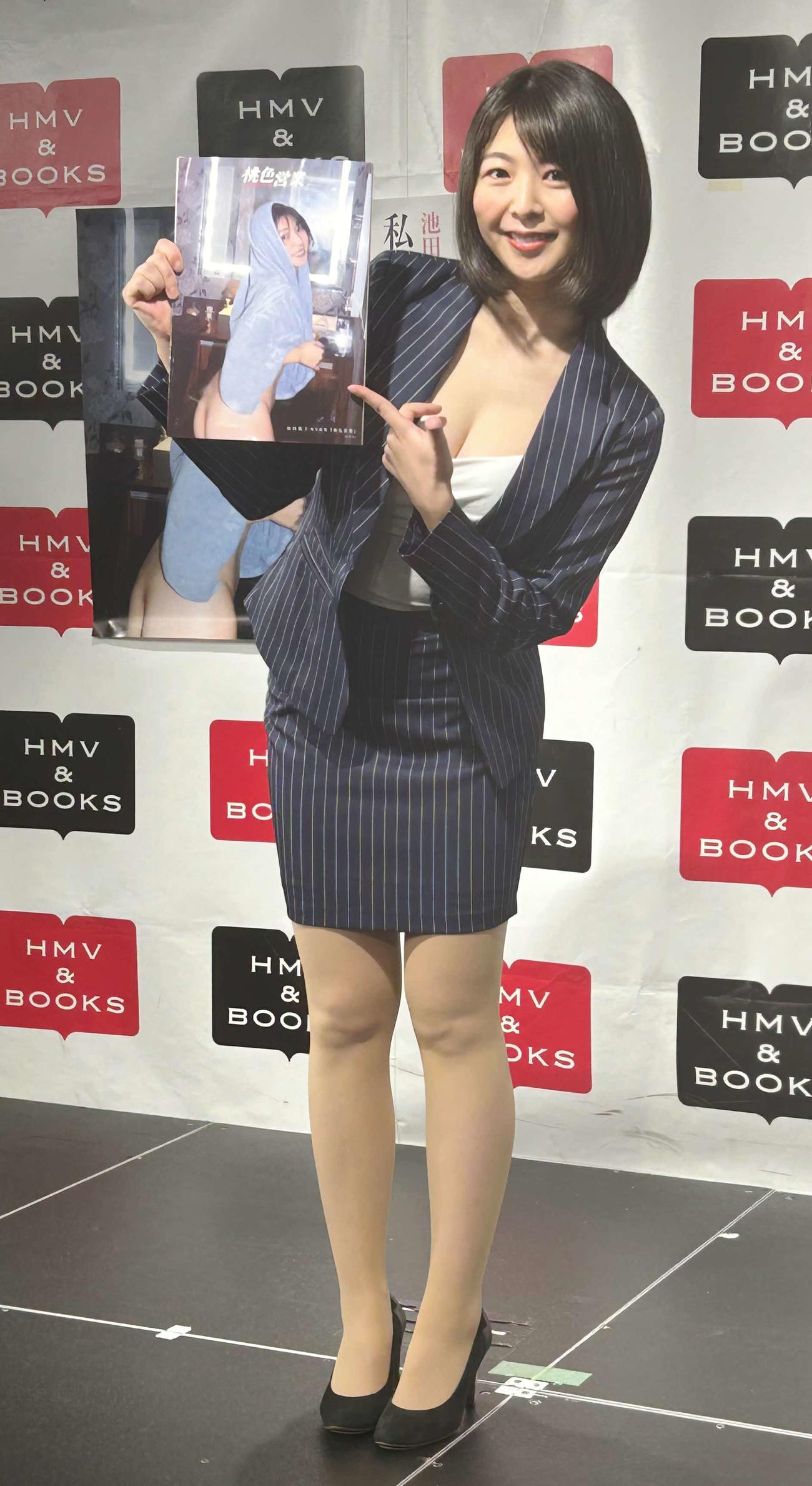 初写真集「桃色営業」の発売記念イベントを行った池田桃子（撮影・松尾幸之介）