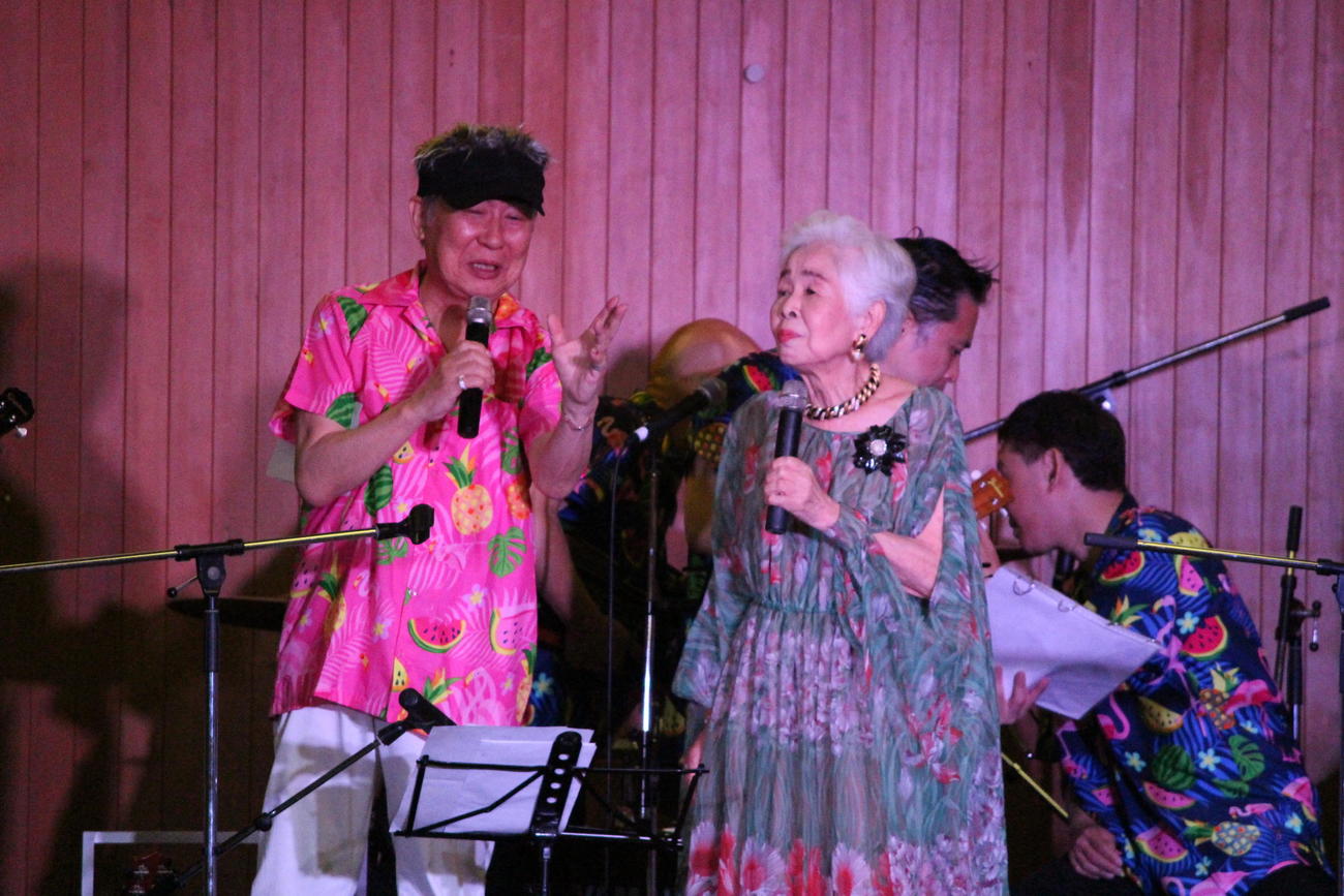 桂文枝（左）のバンドにゲストとして参加した正司花江