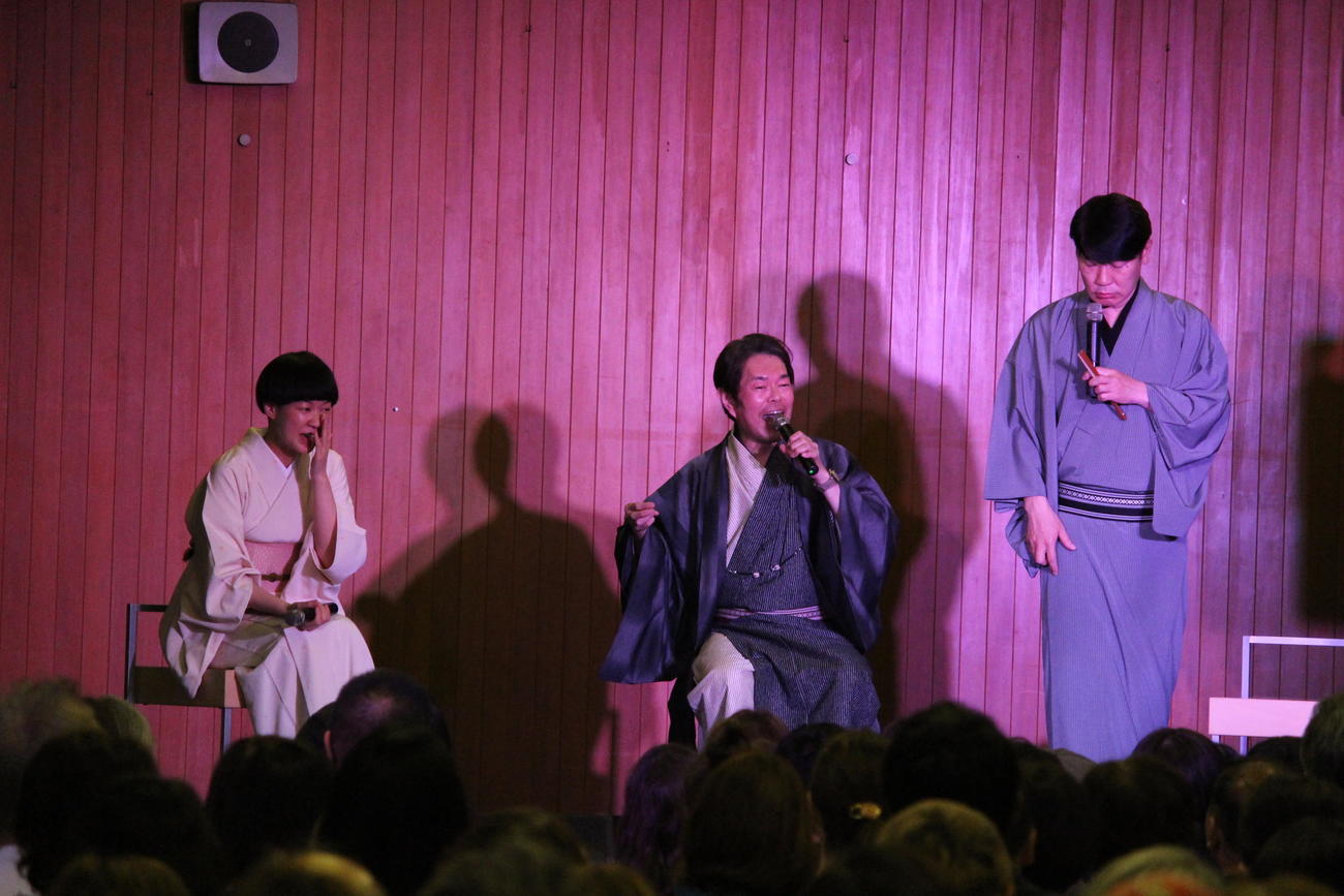 トークショーに出演した（左から）桂二葉、月亭遊方、桂三度