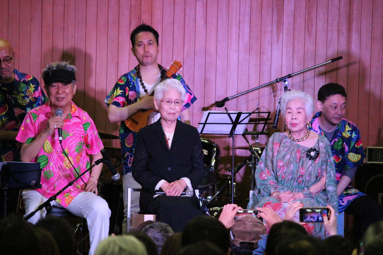 花江（右）と「久しぶり～」と再会を喜んだ元ジョウサンズの日吉川良子さん（中）。左は桂文枝