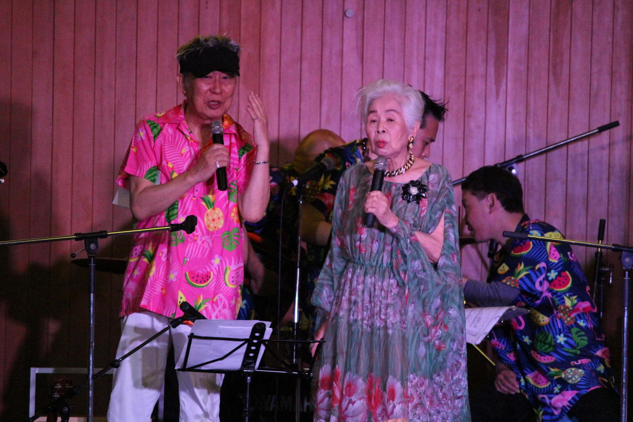 桂文枝（左）のバンドにゲストとして参加した正司花江