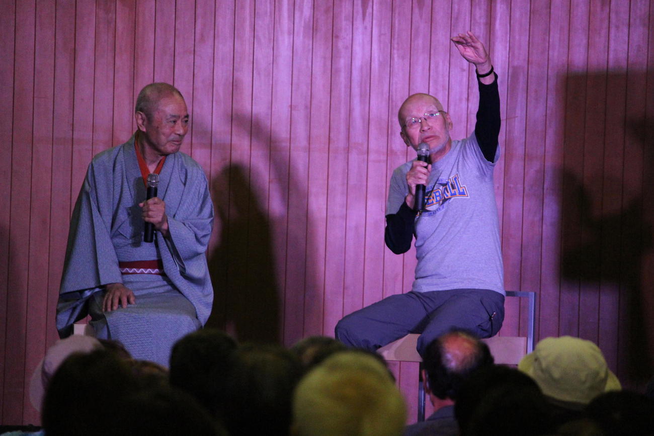 桂福団治（左）とのトークショーに出演した横山プリン