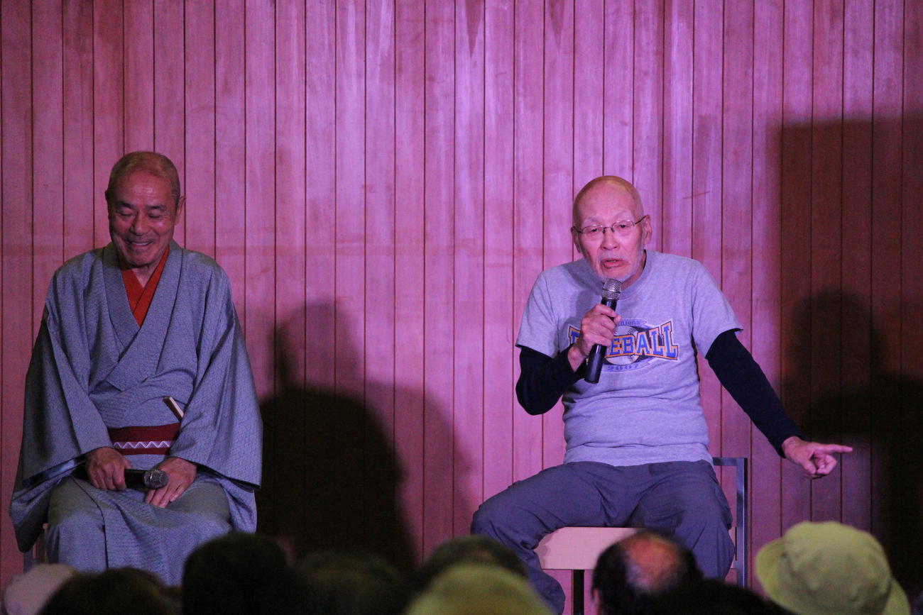 桂福団治（左）とのトークショーに出演した横山プリン