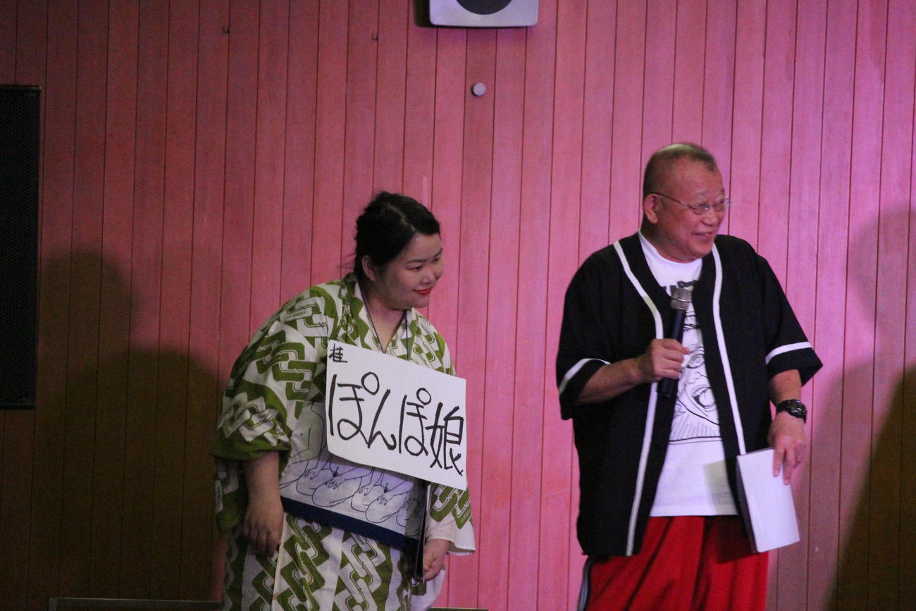 「鶴瓶とおかしな仲間たち」で桂ぽんぽ娘（左）とトークを展開する笑福亭鶴瓶